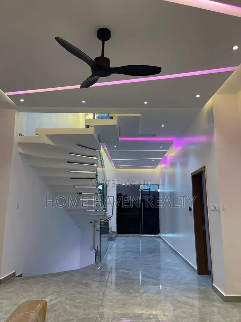 5bdrm House in Ashongman Estate, Police Station for sale
