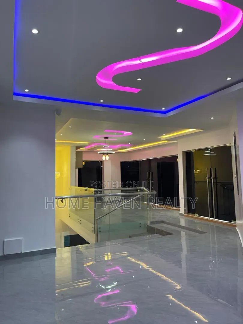 5bdrm House in Ashongman Estate, Police Station for sale
