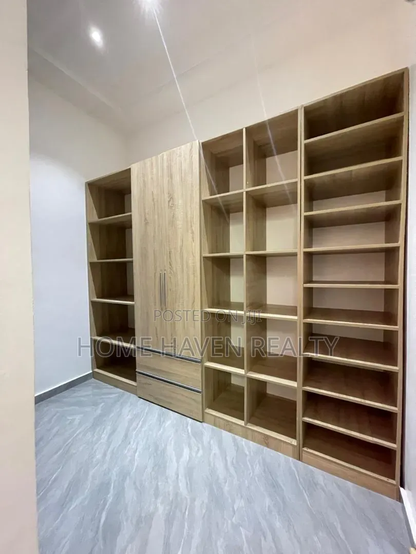 5bdrm House in Ashongman Estate, Police Station for sale