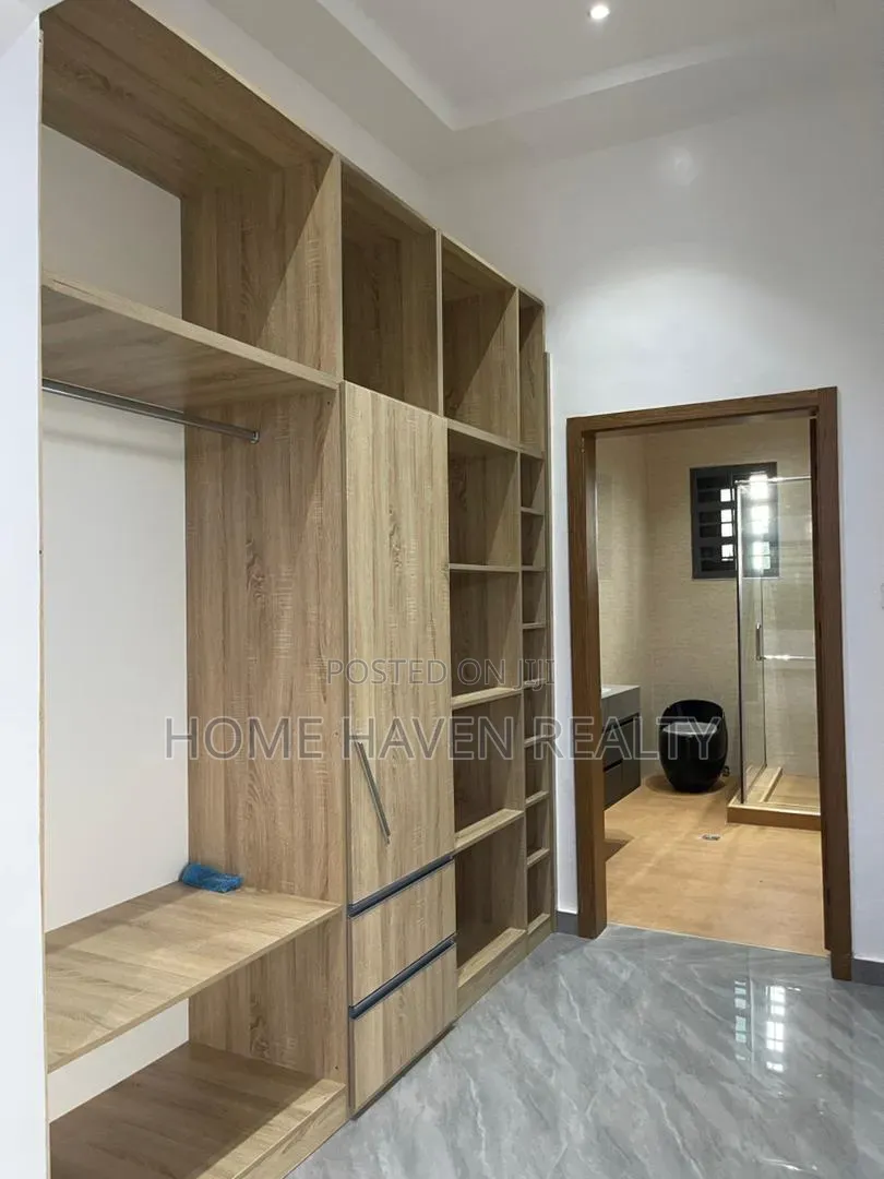 5bdrm House in Ashongman Estate, Police Station for sale