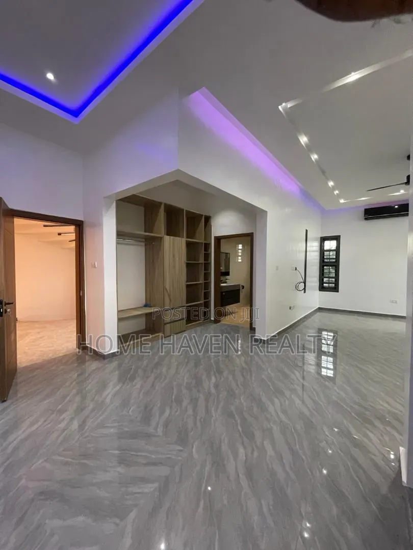 5bdrm House in Ashongman Estate, Police Station for sale
