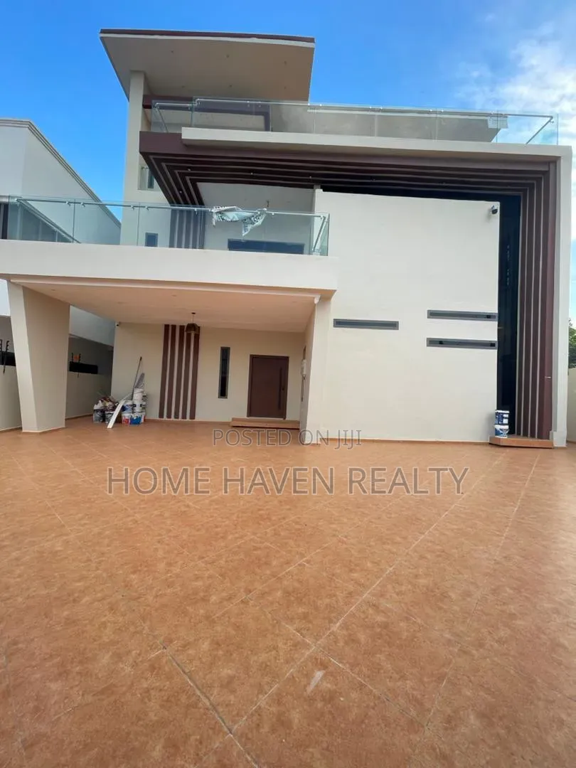 5bdrm House in Ashongman Estate, Police Station for sale