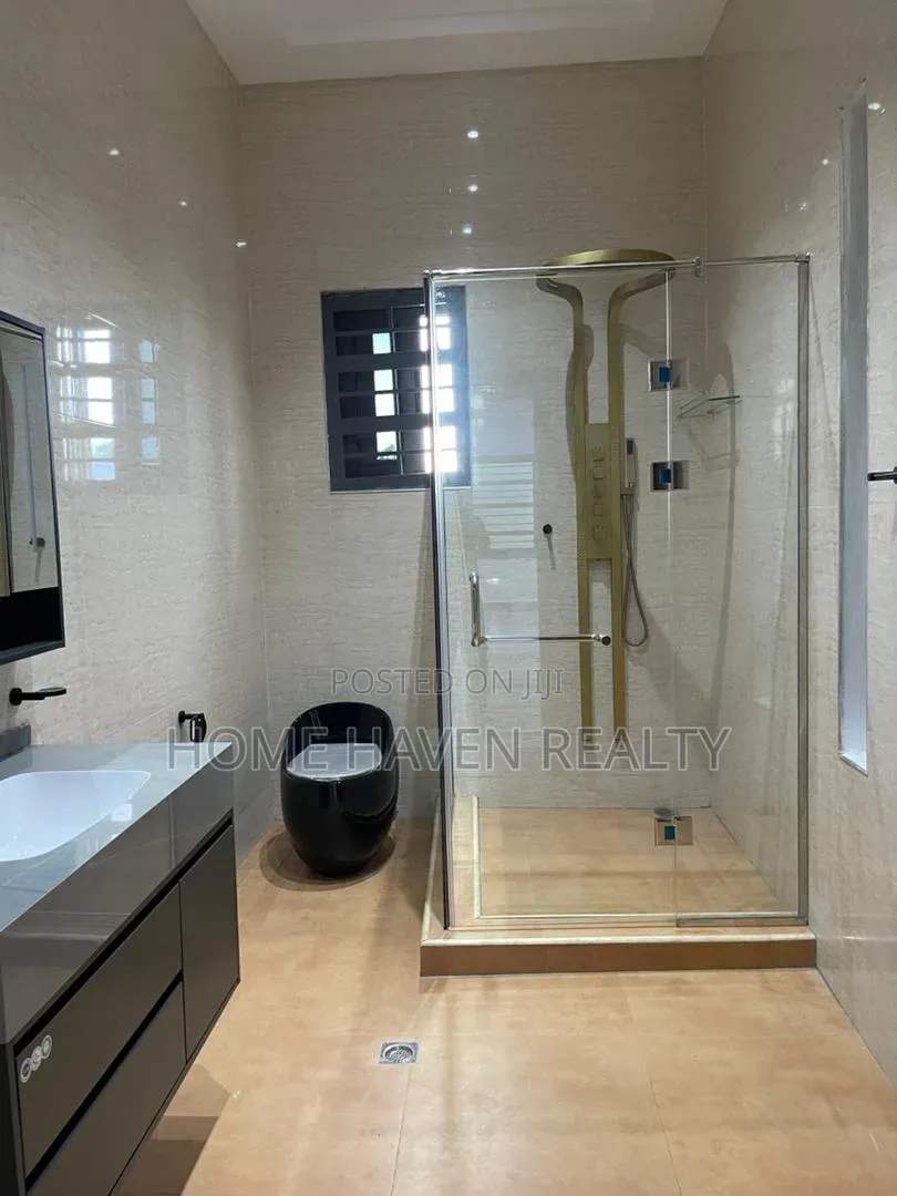 5bdrm House in Ashongman Estate, Police Station for sale