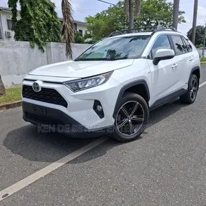 Toyota RAV4 2021 White