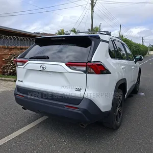 Toyota RAV4 2021 White