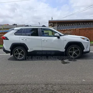 Toyota RAV4 2021 White