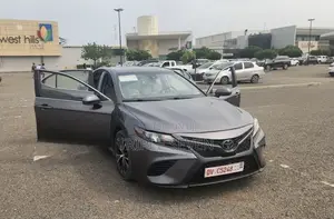 Toyota Camry SE FWD (2.5L 4cyl 8AM) 2018 Silver