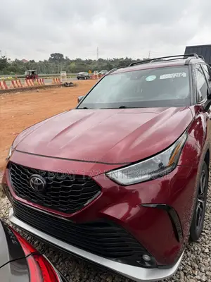 Toyota Highlander XSE 2021 Red