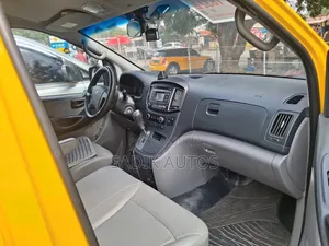 Hyundai Starex 2016 Yellow