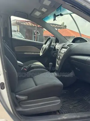 Toyota Yaris Base Sedan 4dr 2011 Silver