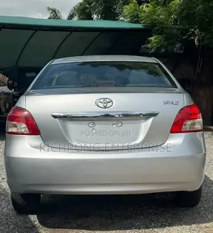 Toyota Yaris Base Sedan 4dr 2011 Silver