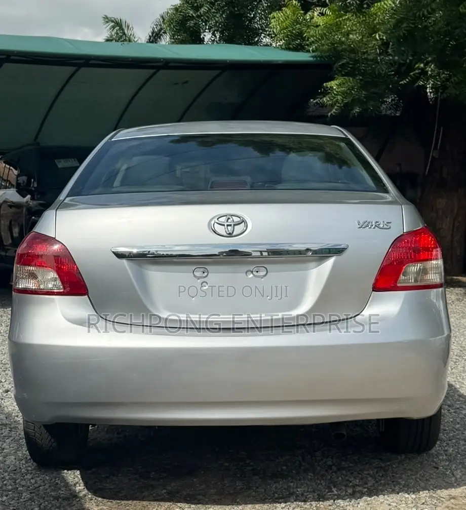 Toyota Yaris Base Sedan 4dr 2011 Silver