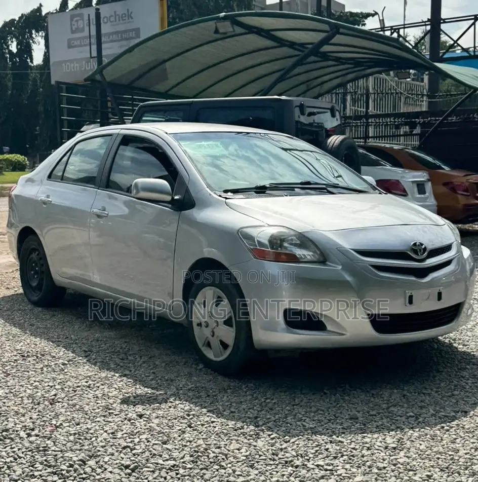 Toyota Yaris Base Sedan 4dr 2011 Silver