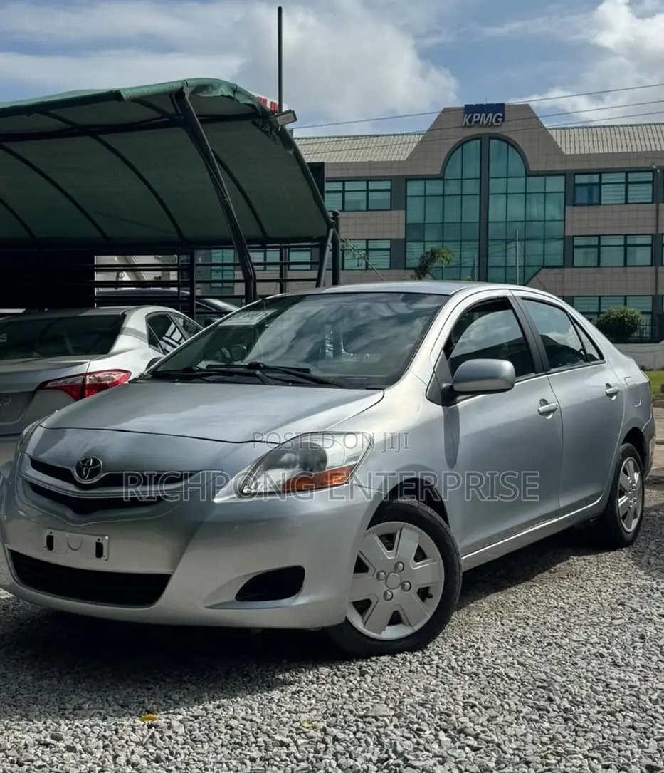 Toyota Yaris Base Sedan 4dr 2011 Silver