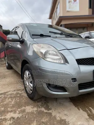 Toyota Vitz 1.3 FWD 5dr 2010 Gray