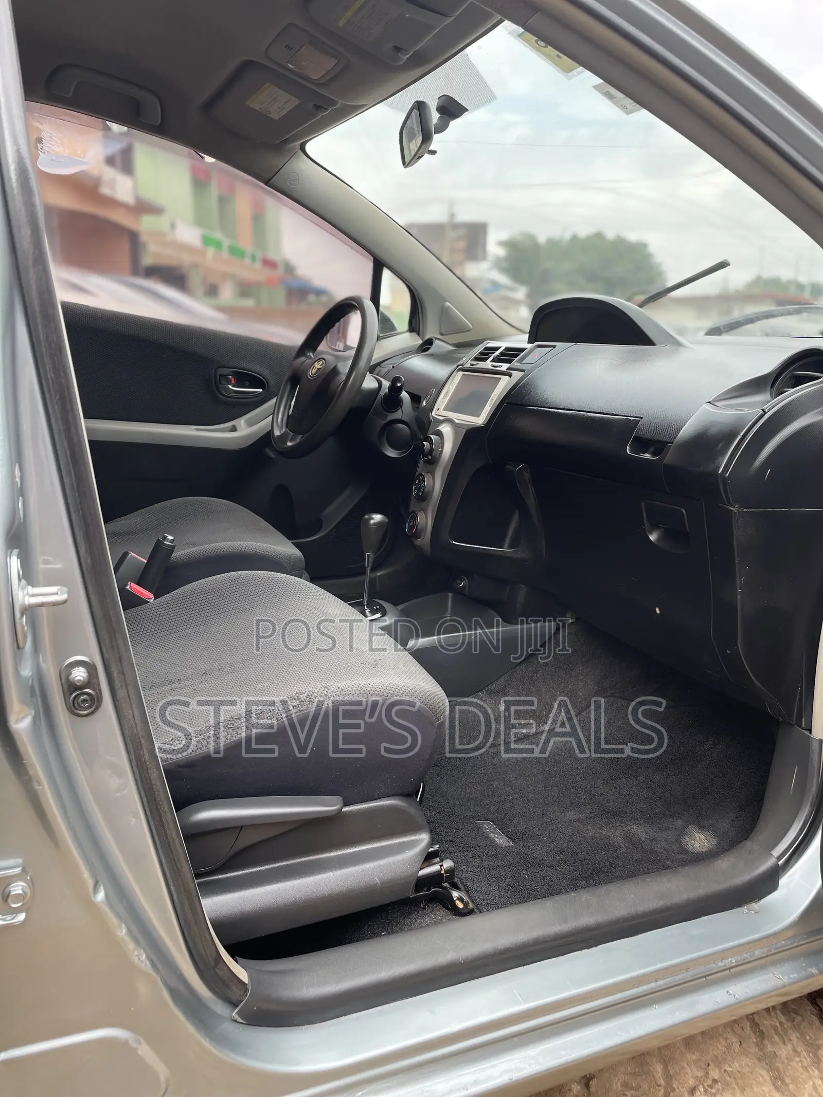 Toyota Vitz 1.3 FWD 5dr 2010 Gray