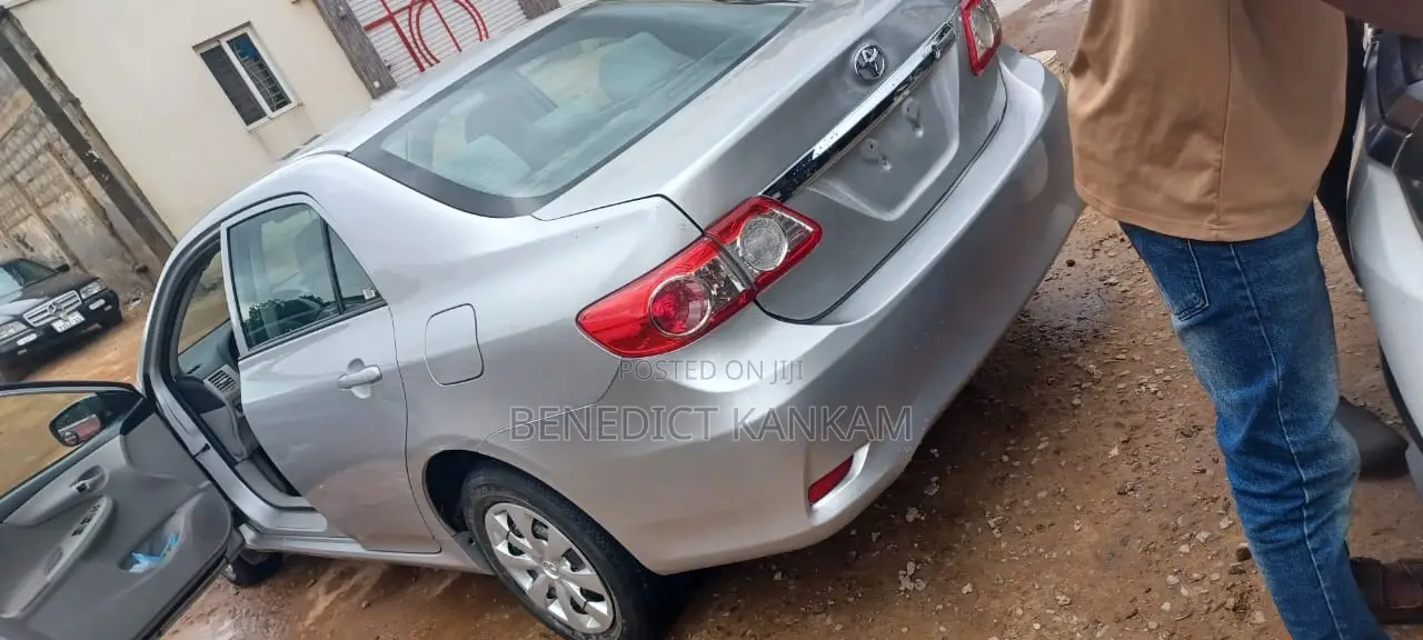 Toyota Corolla LE 4dr Sedan (1.8L 4cyl 4A) 2013 Silver