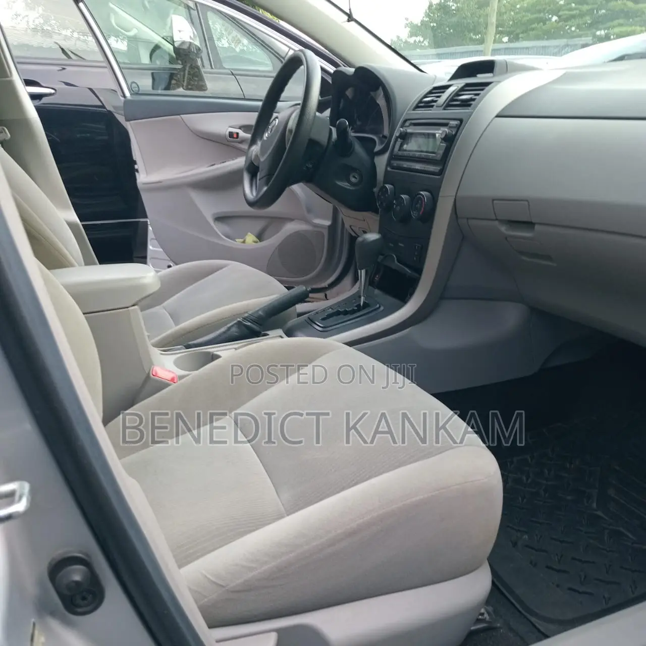 Toyota Corolla LE 4dr Sedan (1.8L 4cyl 4A) 2013 Silver