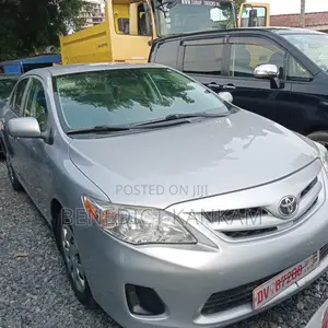 Toyota Corolla LE 4dr Sedan (1.8L 4cyl 4A) 2013 Silver