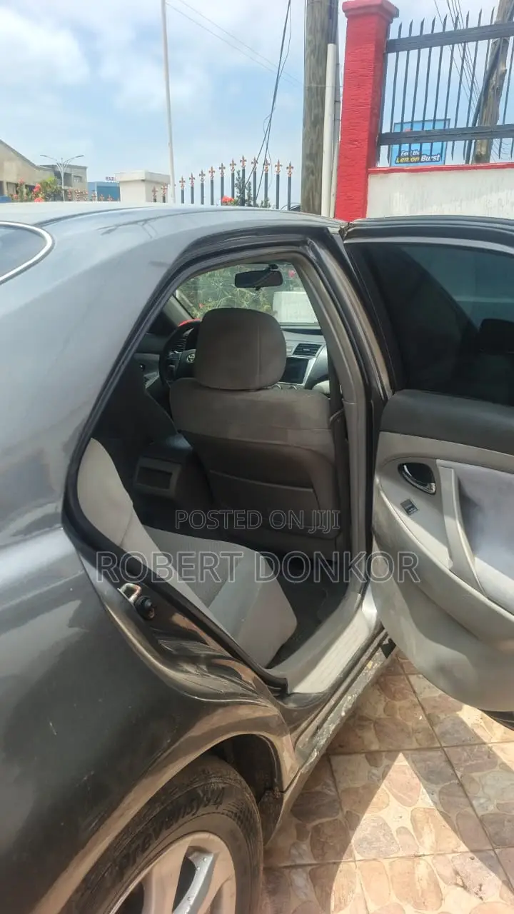 Toyota Camry LE 4dr Sedan (2.5L 4cyl 6A) 2011 Gray