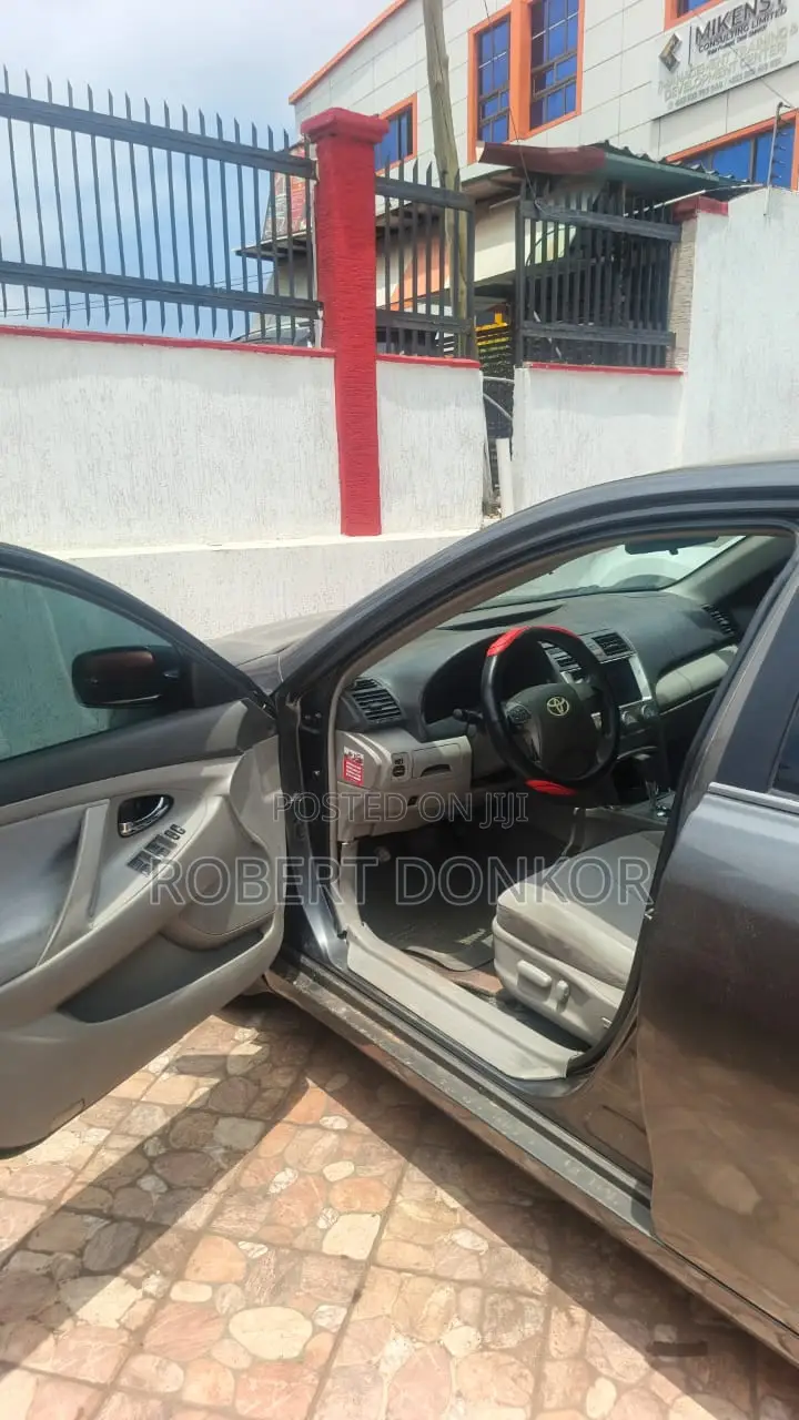 Toyota Camry LE 4dr Sedan (2.5L 4cyl 6A) 2011 Gray
