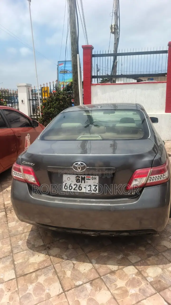 Toyota Camry LE 4dr Sedan (2.5L 4cyl 6A) 2011 Gray