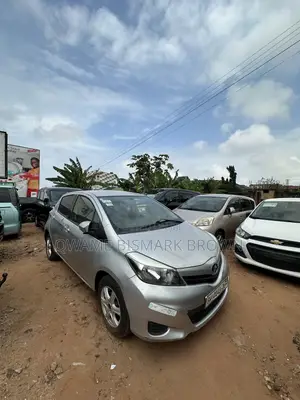 Toyota Vitz 1.3 AWD 3dr 2012 Gray