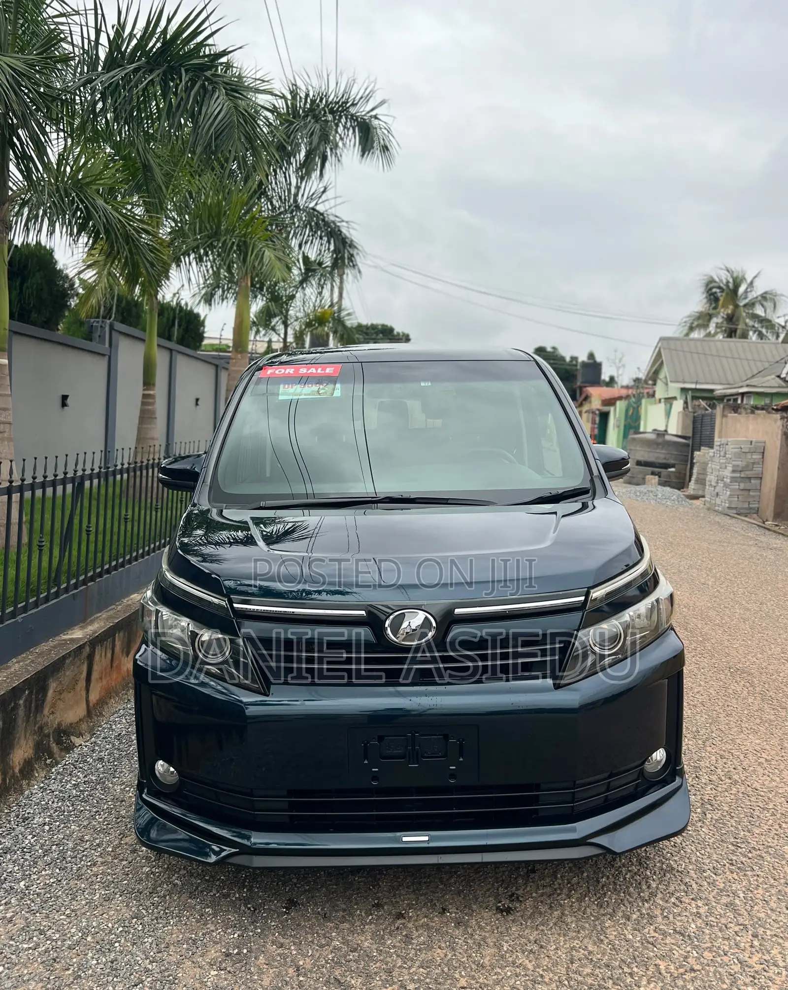 Toyota Voxy V 4WD 8-Seater 2015 Gray