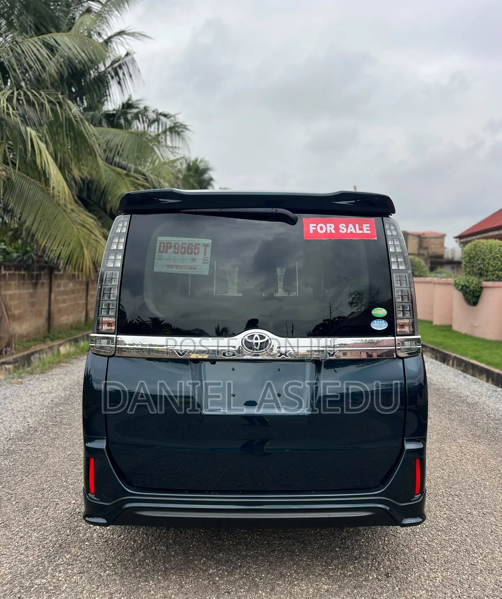 Toyota Voxy V 4WD 8-Seater 2015 Gray