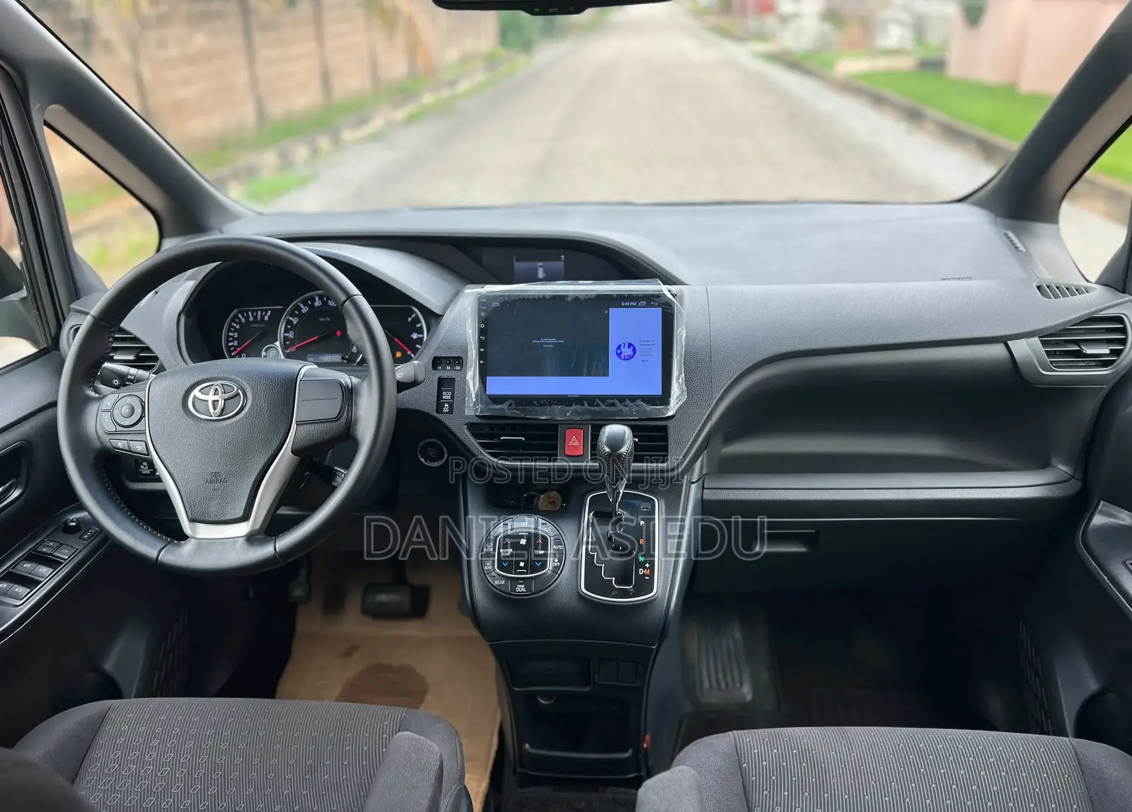 Toyota Voxy V 4WD 8-Seater 2015 Gray