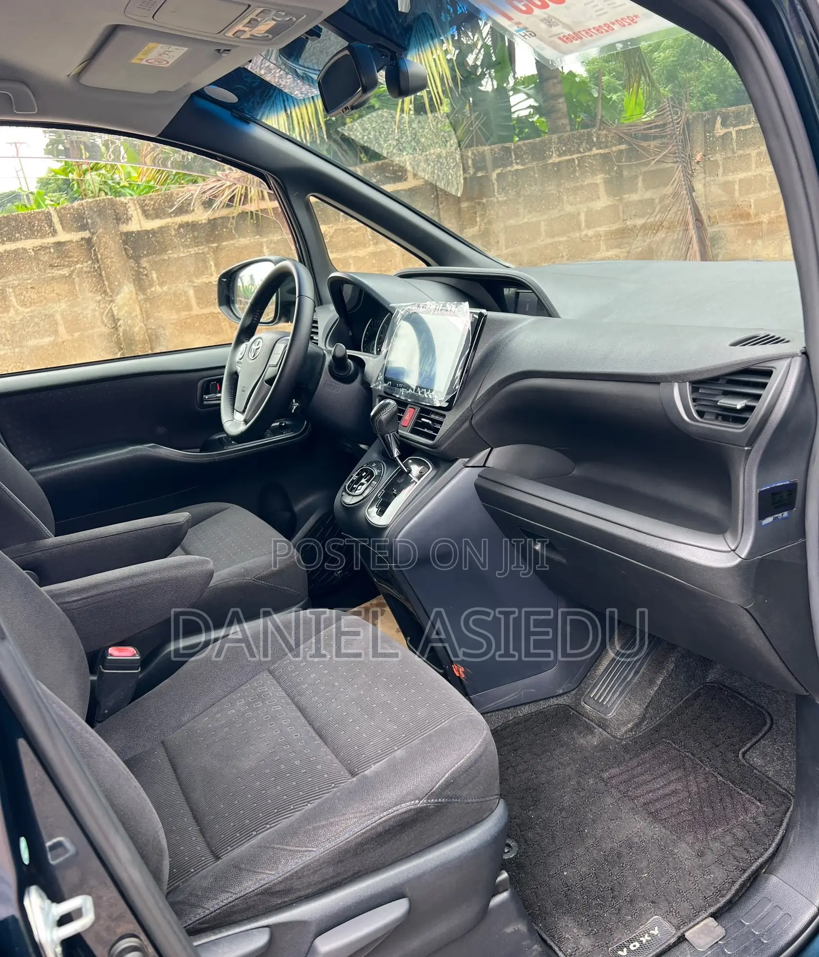 Toyota Voxy V 4WD 8-Seater 2015 Gray