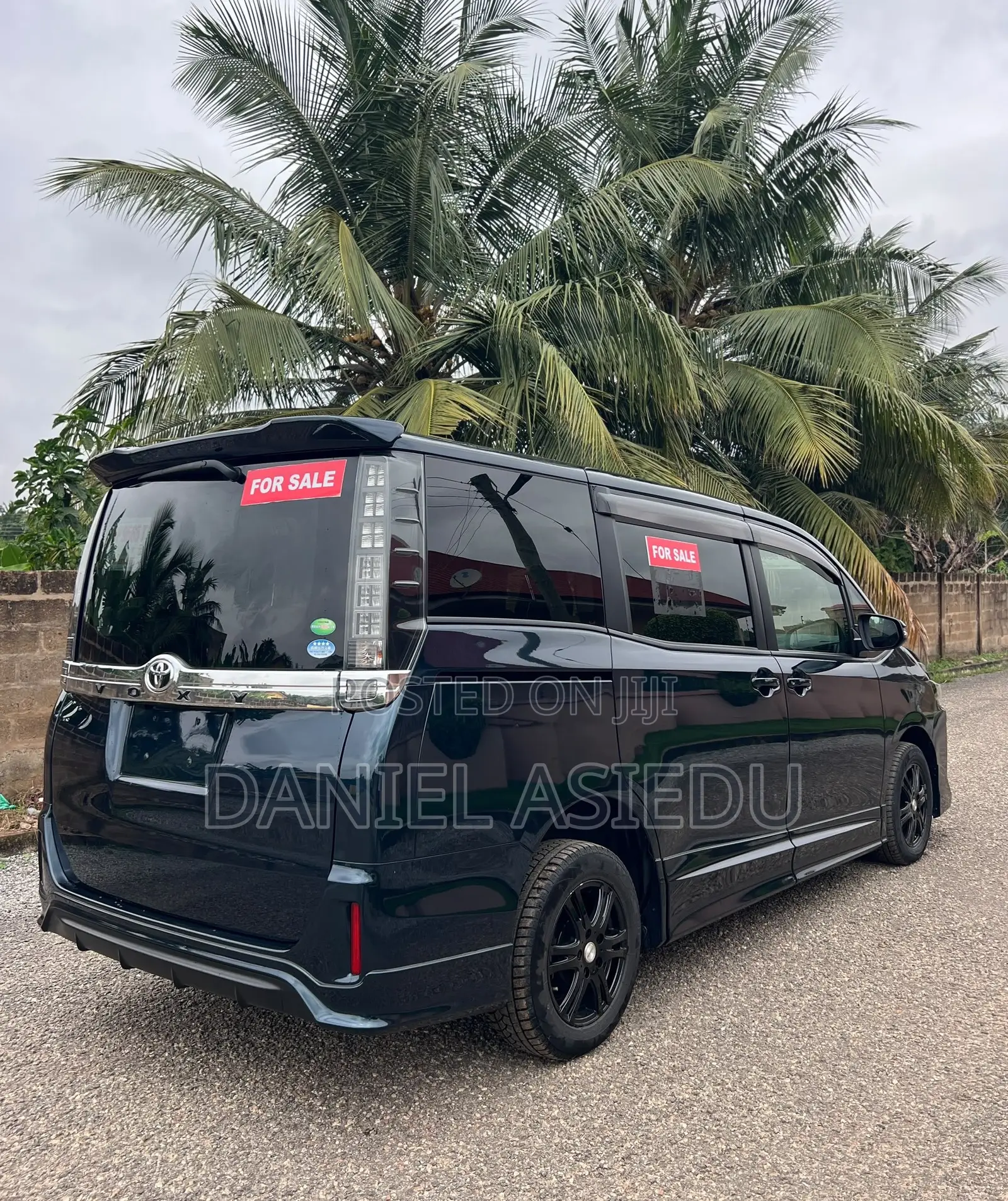 Toyota Voxy V 4WD 8-Seater 2015 Gray