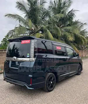 Toyota Voxy V 4WD 8-Seater 2015 Gray