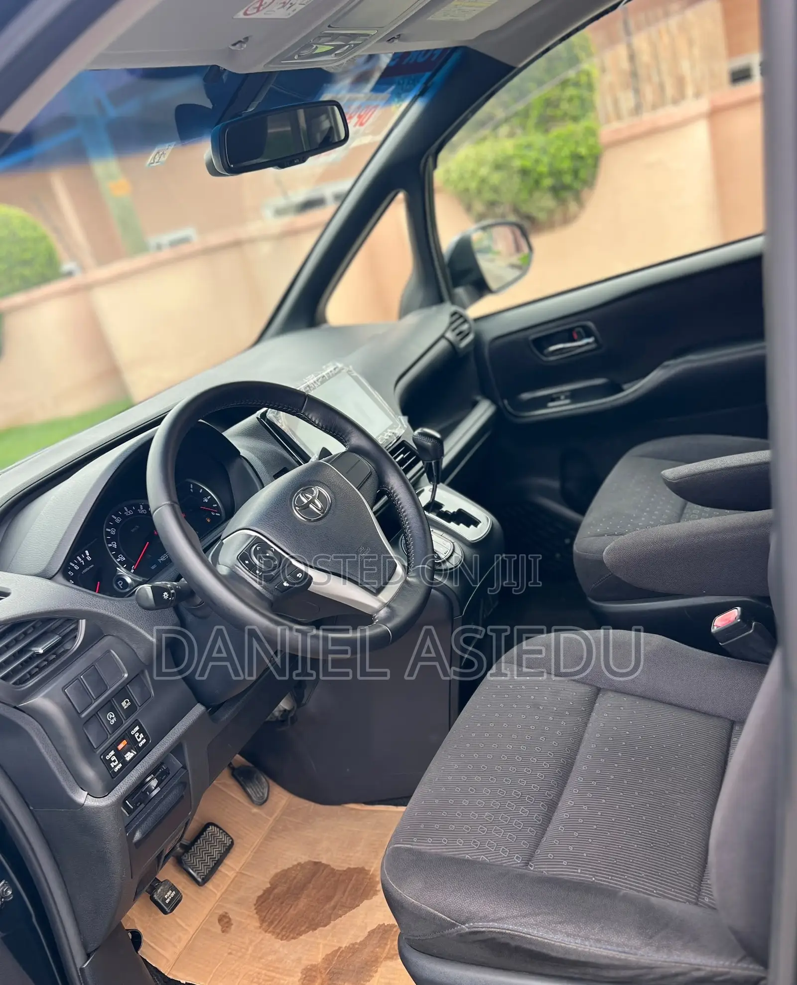 Toyota Voxy V 4WD 8-Seater 2015 Gray