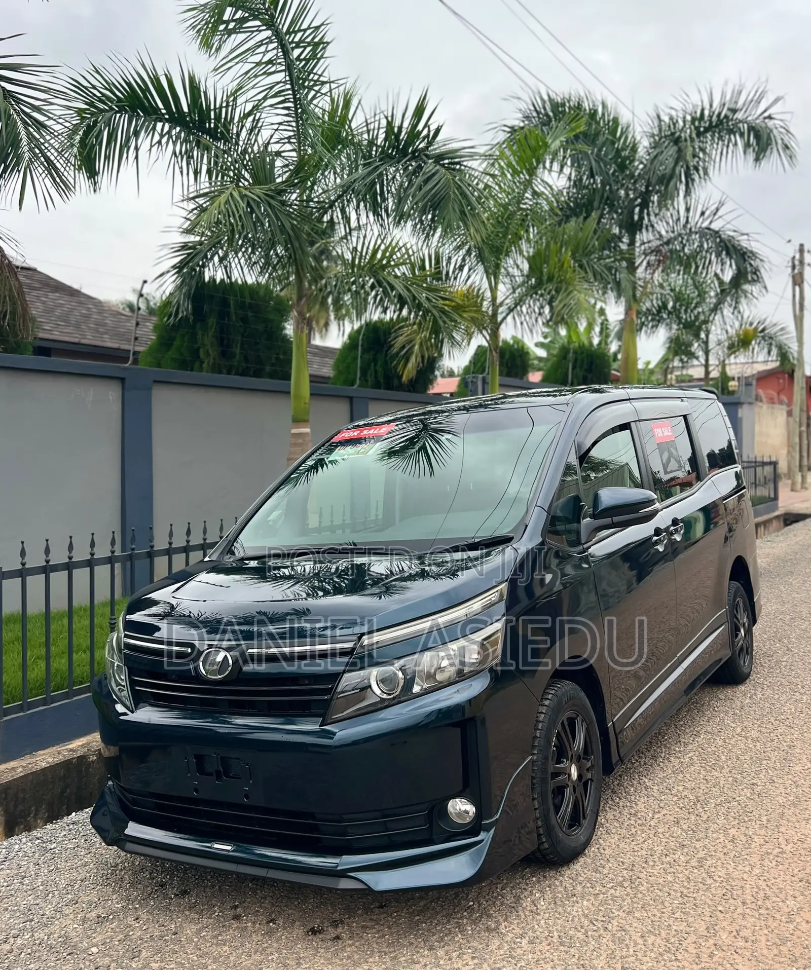 Toyota Voxy V 4WD 8-Seater 2015 Gray