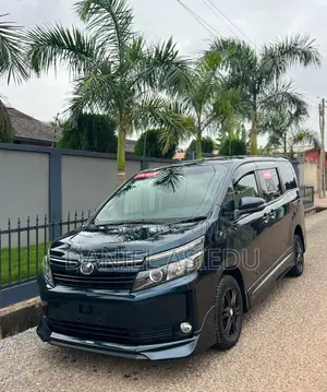 Toyota Voxy V 4WD 8-Seater 2015 Gray