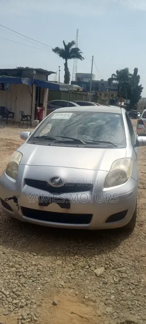Toyota Vitz 2010 Silver
