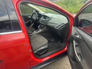 Ford Focus SEL Sedan FWD (2.0L 4cyl 6A) 2012 Red
