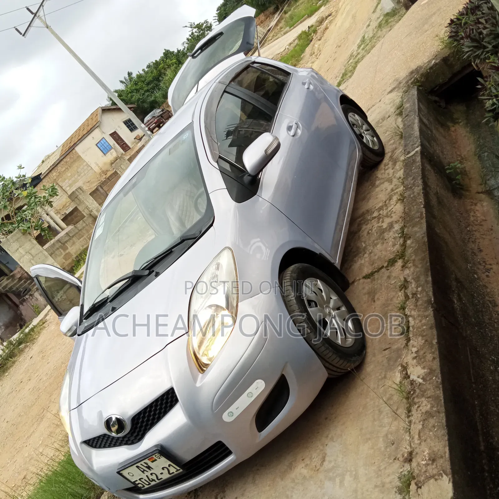 Toyota Vitz 2010 Silver