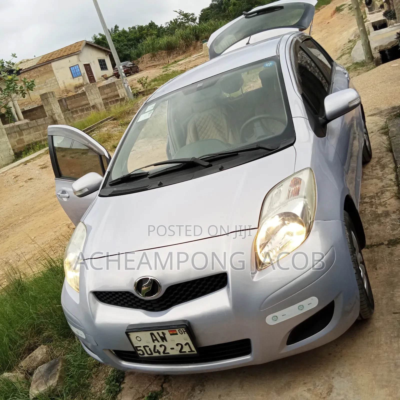 Toyota Vitz 2010 Silver