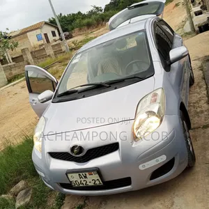 Toyota Vitz 2010 Silver