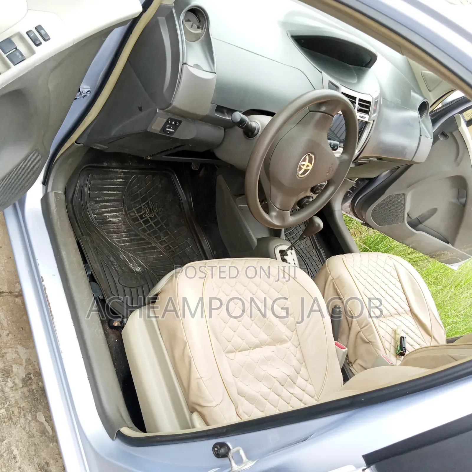 Toyota Vitz 2010 Silver