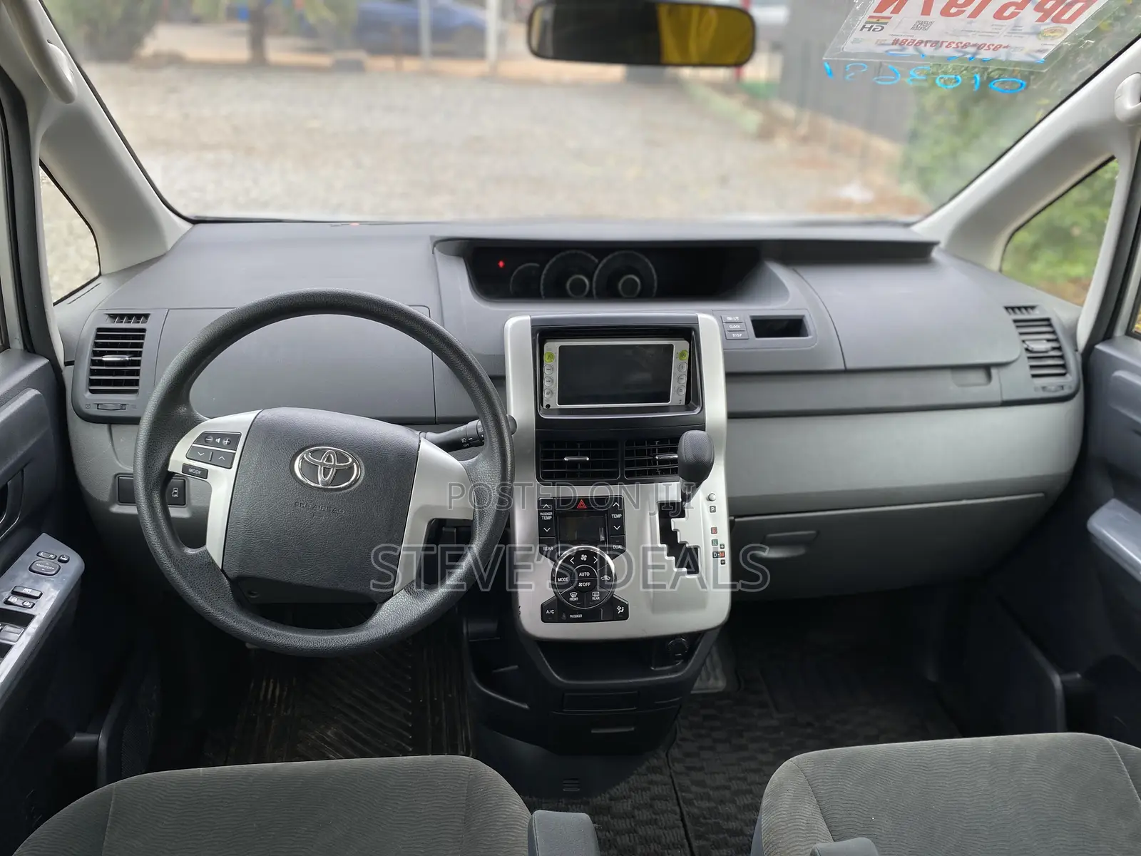 Toyota Voxy 2012 Silver