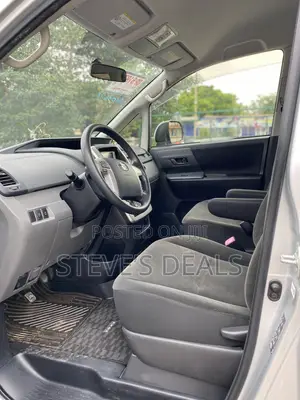 Toyota Voxy 2012 Silver