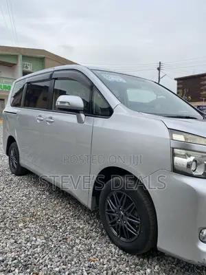 Toyota Voxy 2012 Silver