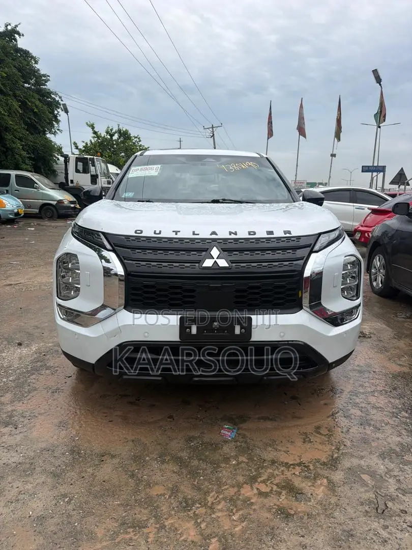 Mitsubishi Outlander 2022 White