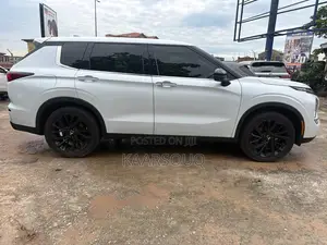 Mitsubishi Outlander 2022 White