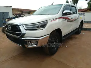 Toyota Hilux 2023 White