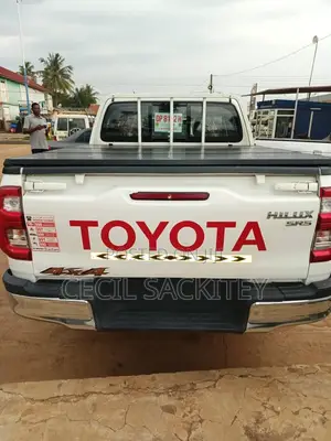 Toyota Hilux 2023 White