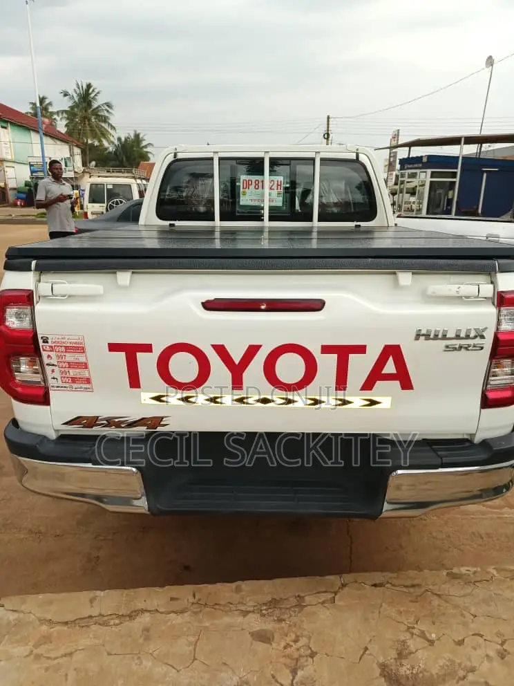 Toyota Hilux 2023 White